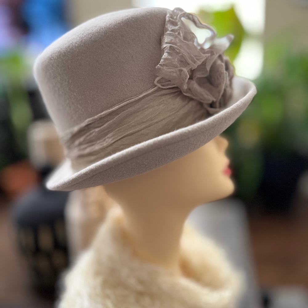EUC Louise Green crean elegant hat with hat box. - Picture 6 of 16